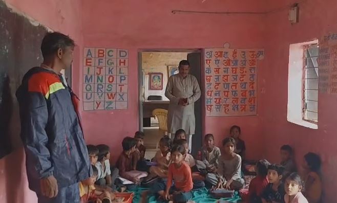 तितिपुरा स्कूल में शिक्षक पर शराब के नशे में आने के आरोप, बच्चों को यूनिफॉर्म नहीं मिलने की भी शिकायत
