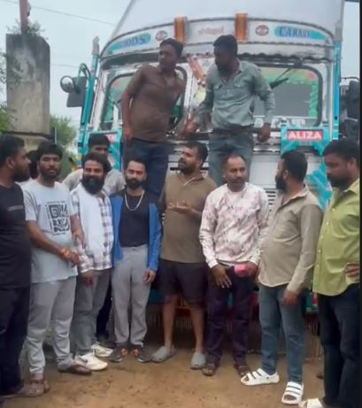 बड़ावदा में बड़ी कार्रवाई: 100 किमी पीछा कर गोवंश से भरा कंटेनर पकड़ा, पुलिस को सौंपा