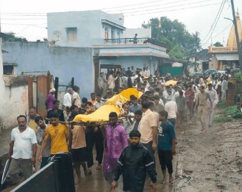 Rajgarh हादसे में एक ही परिवार के 9 लोगों की मौत, धांसड़ में एक साथ उठीं छह अर्थियां; हर आंख हुई नम
