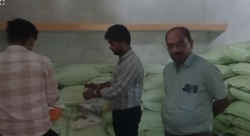 सोशल मीडिया पर वायरल वीडियो के बाद कृषि विभाग की कार्रवाई, 100 बोरी डीएपी और 12 बोरी यूरिया जब्त