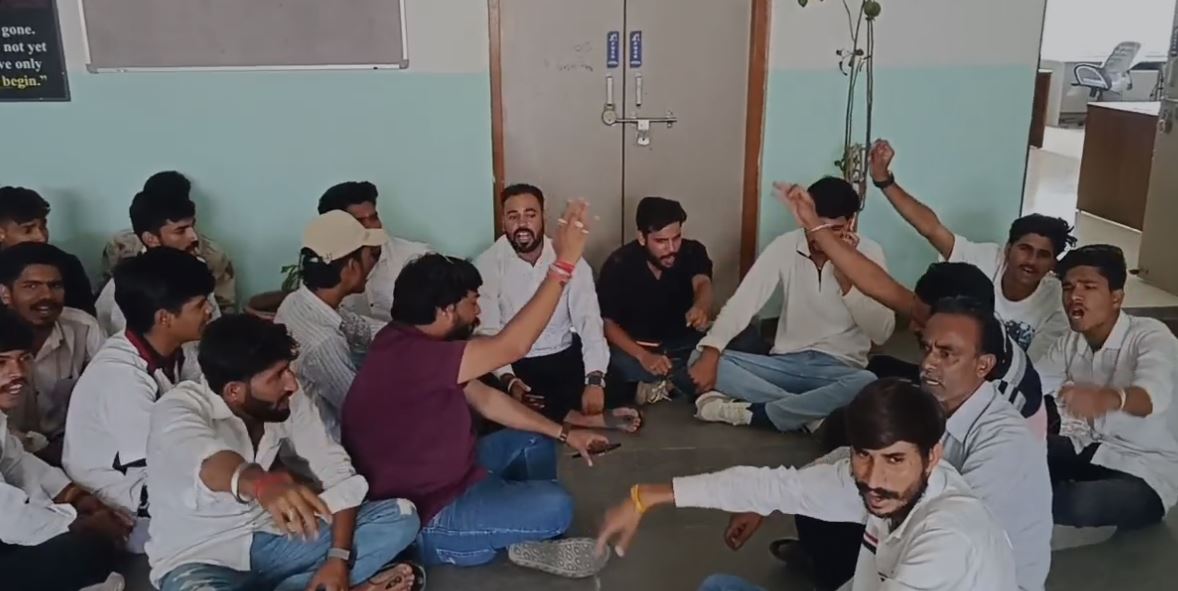 सीएम राइज स्कूल के शिक्षक पर छात्रा को आपत्तिजनक WhatsApp संदेश भेजने का आरोप, परिजनों और एबीवीपी ने किया प्रदर्शन