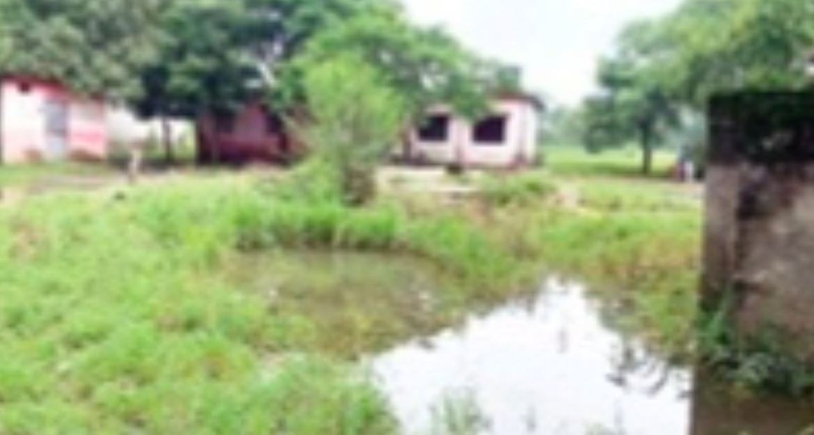 पटाडियाडाबी स्कूल परिसर में खुला पुराना कुआं बना बच्चों के लिए खतरा, ग्रामीणों ने बंद कराने और बाउंड्रीवाल निर्माण की मांग उठाई