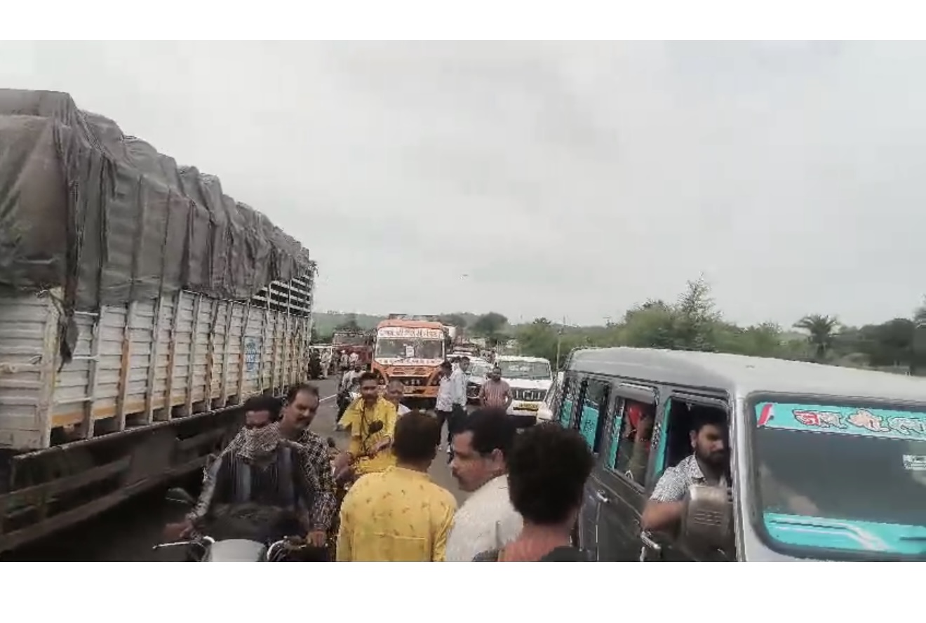 नलखेड़ा में बड़ा हंगामा: ट्रक की चपेट में आने से करीब 10 गायों की मौत, ग्रामीणों ने आगर रोड किया जाम