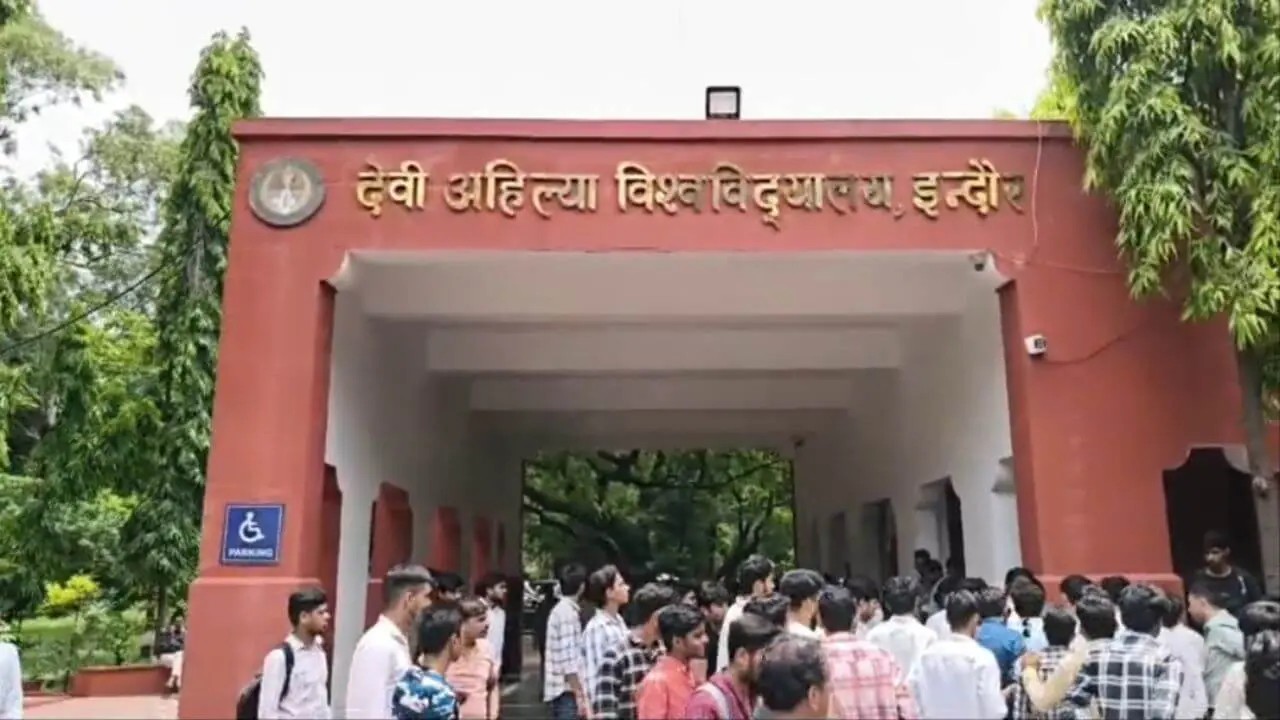 देवी अहिल्या विश्वविद्यालय में छात्रों का बड़ा हंगामा: 10 छात्रों पर FIR, चैनल गेट तोड़कर घुसे अंदर