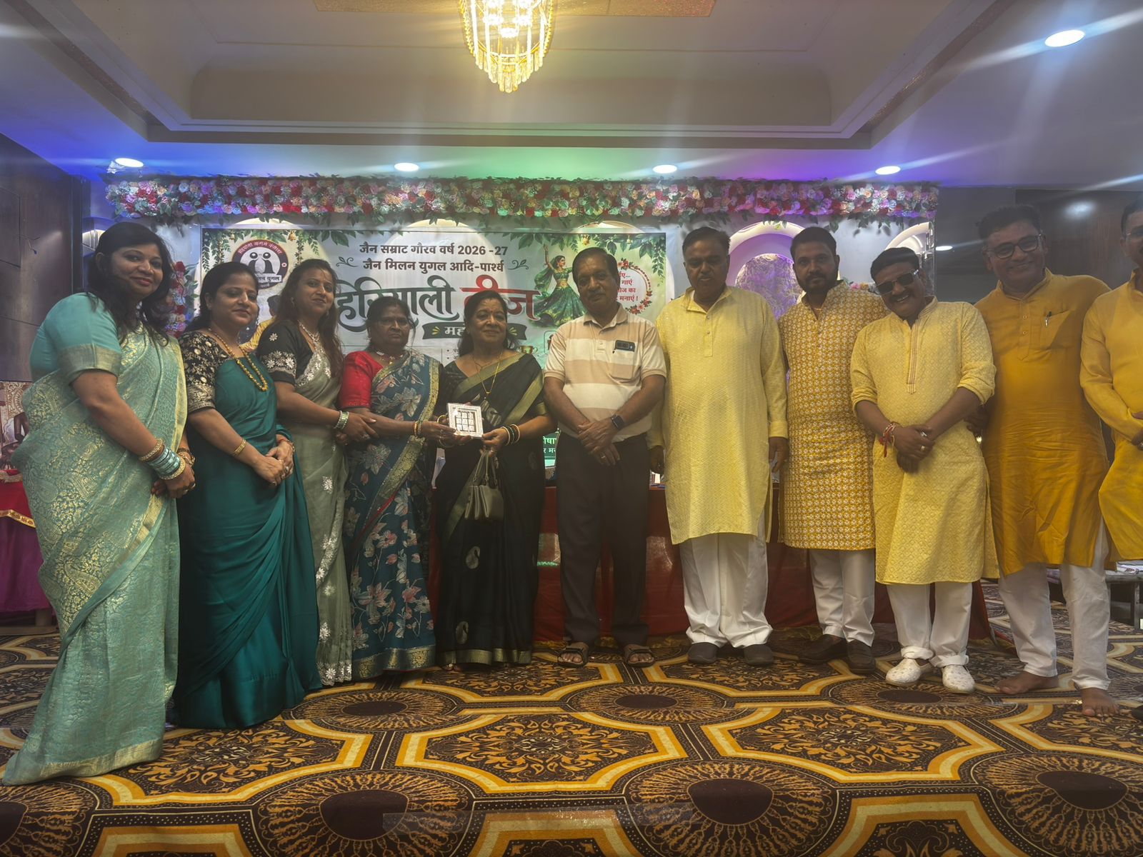 हरियाली तीज के रंग में रंगा जैन मिलन युगल आदि पार्श्व, मेहंदी और पारंपरिक परिधानों में सजी महिलाओं ने बिखेरी सावन की छटा