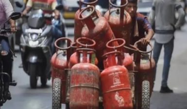 LPG Cylinder Price Cut: कमर्शियल एलपीजी सिलेंडर 200 रुपये से ज्यादा सस्ता, दिल्ली-कोलकाता समेत कई शहरों में घटे दाम
