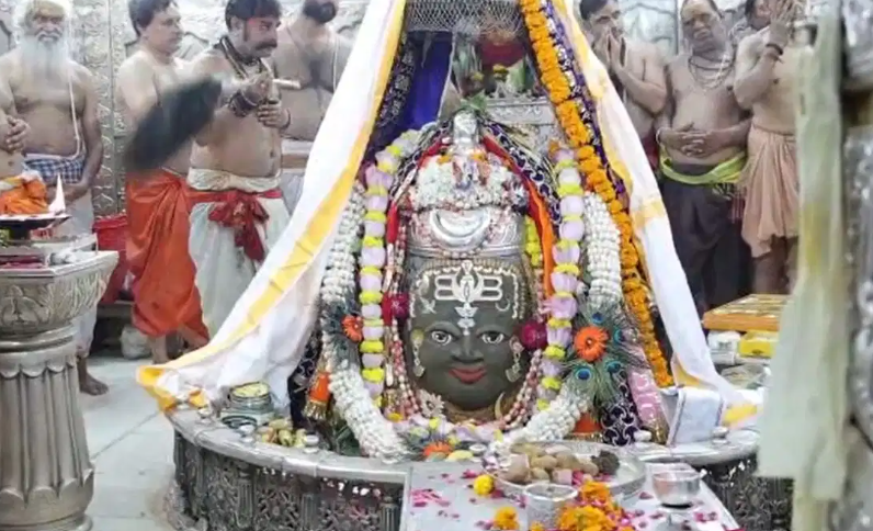 Ujjain News: सावन के पहले सोमवार पर बाबा महाकाल की भस्म आरती में उमड़ी अपार श्रद्धा, तड़के 2:30 बजे खुले मंदिर के पट