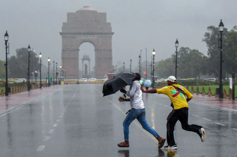 Aaj Ka Mausam: दिल्ली-NCR से राजस्थान तक बारिश का अलर्ट, कई राज्यों में आंधी और बिजली गिरने की चेतावनी