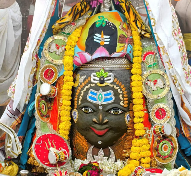 Ujjain भस्म आरती में बाबा महाकाल का दिव्य शृंगार, अनोखी माला ने खींचा श्रद्धालुओं का ध्यान