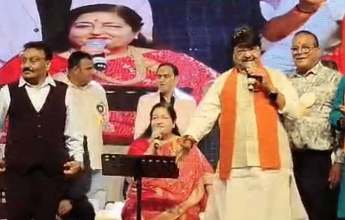 MP रोबोट बना नेता, भगवा गमछा ओढ़कर जमकर नाचा; अनुराधा पौडवाल के मंच पर विजयवर्गीय ने दिखाया टैलेंट