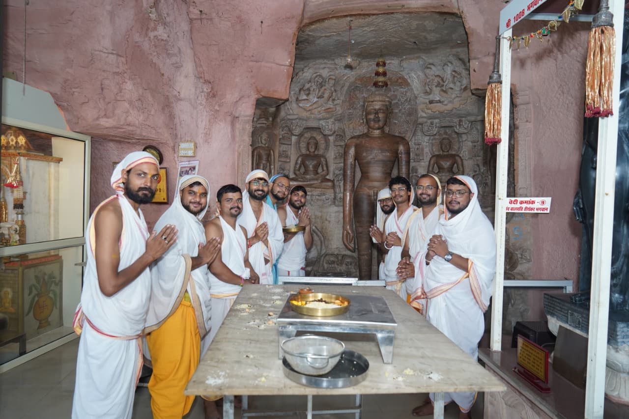 ग्वालियर में जैन मिलन युगल नेमिनाथ ने किया भगवान जिनेंद्र का अभिषेक, महिलाओं ने उत्साह से मनाई हरियाली तीज