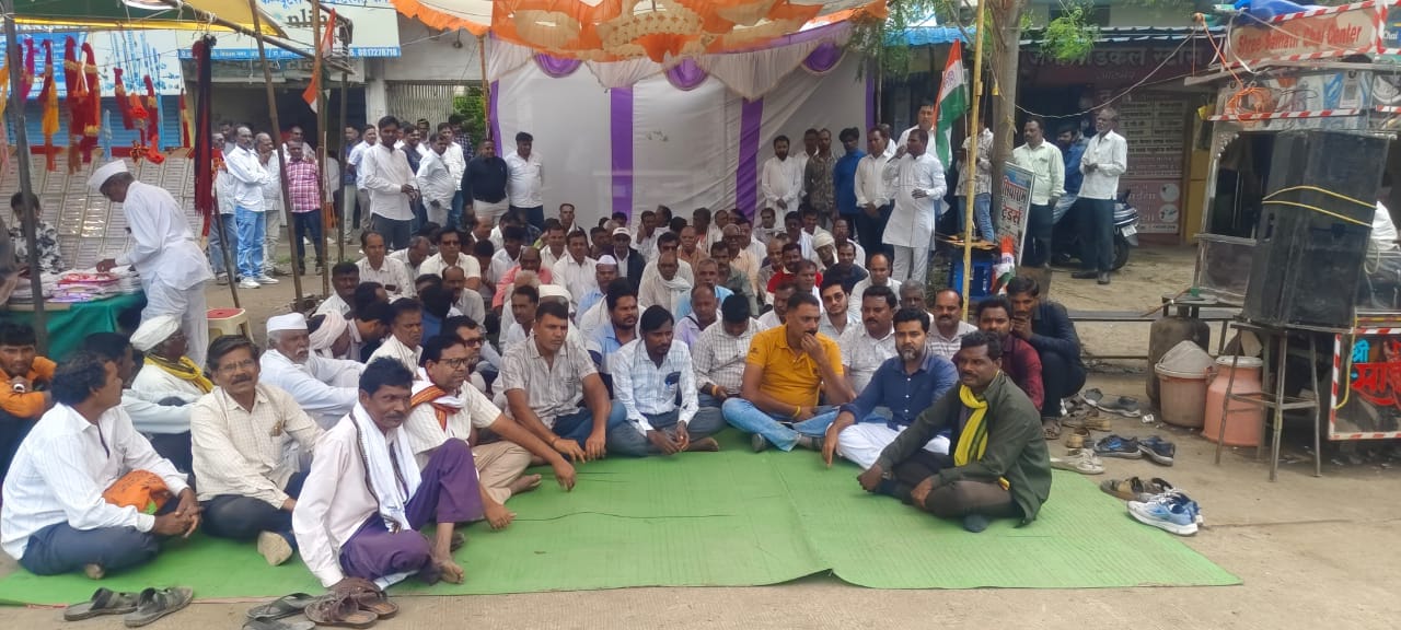 महंगाई के खिलाफ आठनेर में कांग्रेस का प्रदर्शन, बस स्टैंड पर नारेबाजी कर तहसीलदार को सौंपा ज्ञापन