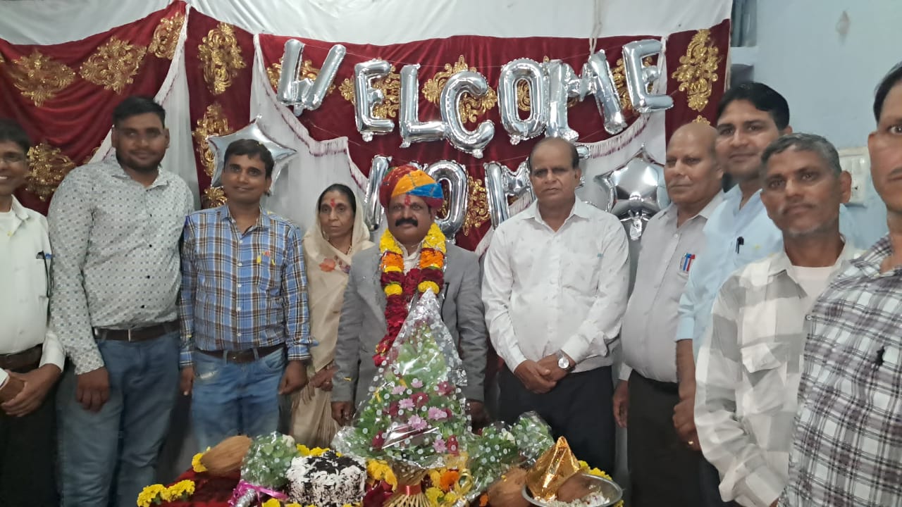 Jhabua : शिक्षा का दीप जलाकर सेवानिवृत्त हुए नारायण दास बैरागी, भावुक विदाई में नम हुईं आंखें
