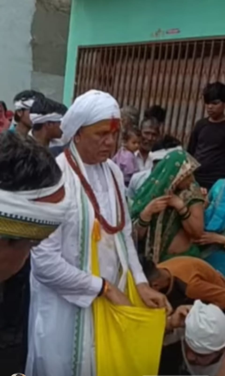 Sagar : गौसेवा का संदेश लेकर घर-घर पहुंचे रावतपुरा सरकार महाराज, गौमाता के लिए मांगी एक रोटी
