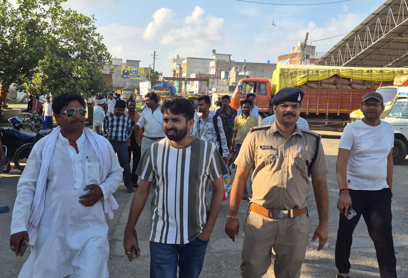Damoh : किसानों का आक्रोश: मंडी गेट पर लगाया ताला, सड़क पर उतरे अन्नदाता; प्रशासन ने संभाला मोर्चा