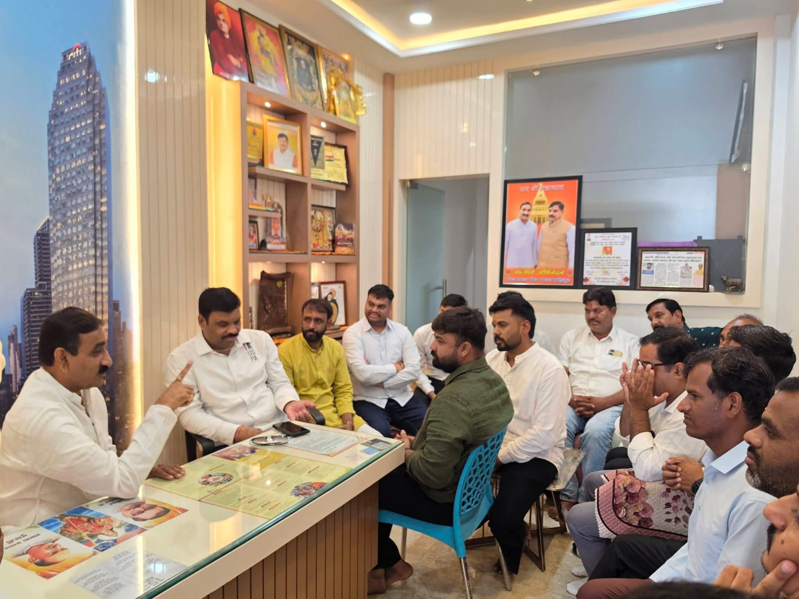 BJP तराना मंडल के नवनियुक्त पदाधिकारियों ने जिला अध्यक्ष राजेश धाकड़ से की मुलाकात