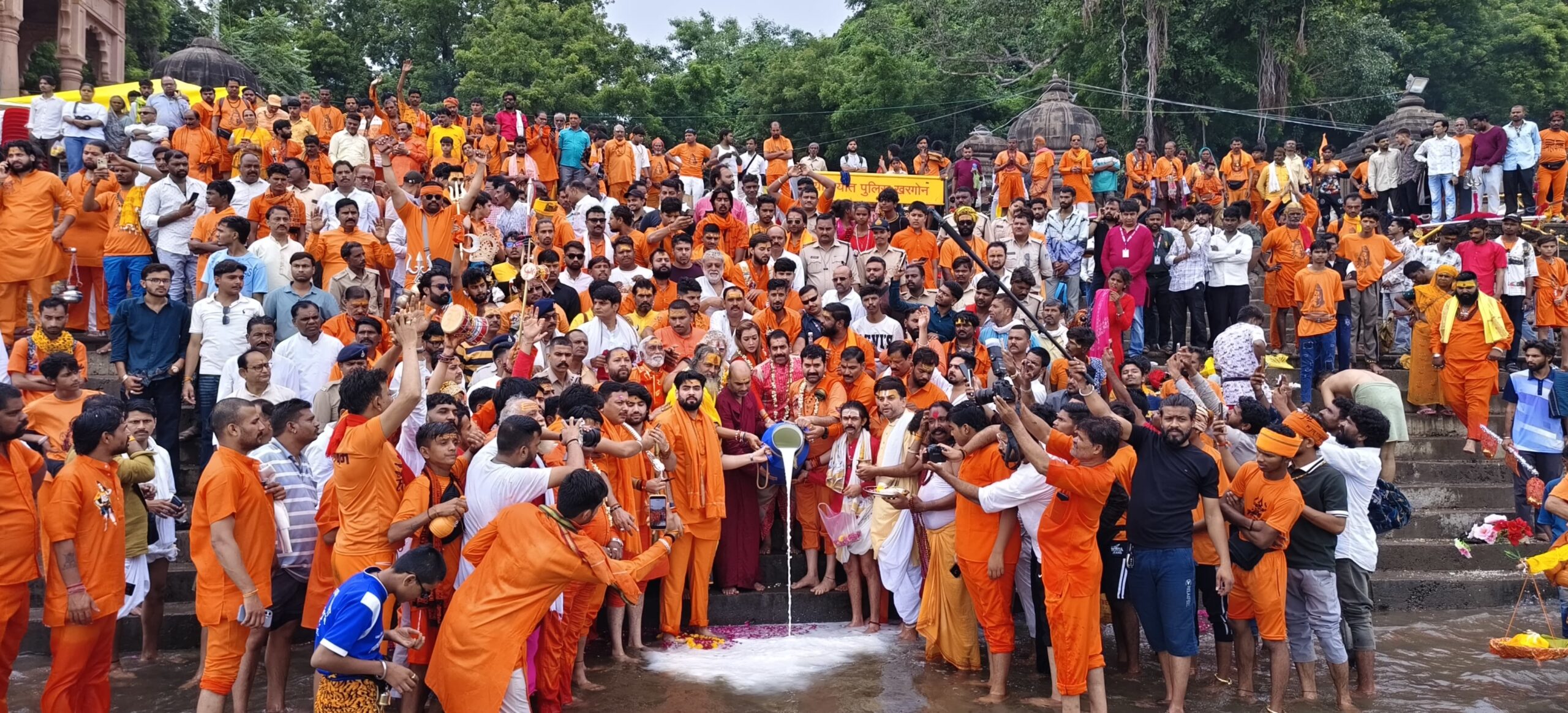 बोल बम के जयघोष से गूंजी शिवनगरी, महेश्वर से उज्जैन के लिए रवाना हुई भव्य बाणेश्वरी कावड़ यात्रा