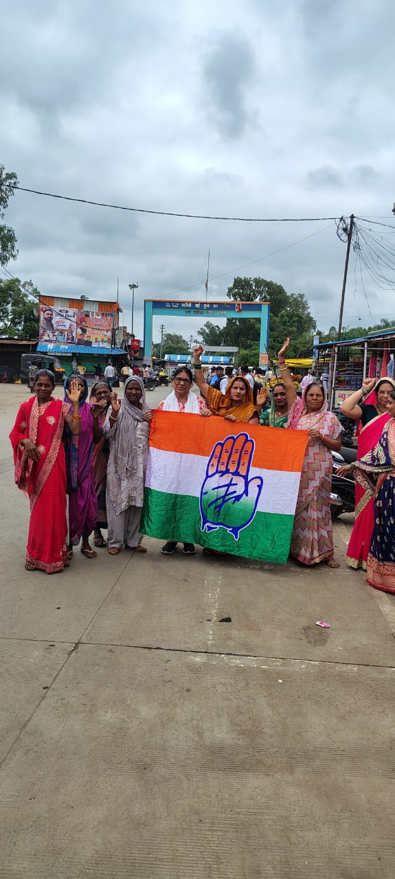 आमला बस स्टैंड पर महिलाओं के लिए शौचालय की मांग, कांग्रेस महिला उपाध्यक्ष सीमा अतुलकर ने किया प्रदर्शन