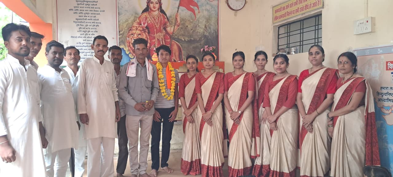 NEET-UG में प्रदेश में प्रथम स्थान हासिल करने वाले आदर्श लोधी का Saraswati Shishu Mandir कुंडाली में हुआ भव्य सम्मान