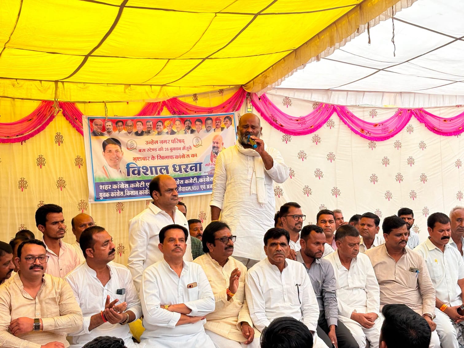 उन्हेल में व्यापारियों के समर्थन में कांग्रेस का धरना, दुकानों के आवंटन और जांच की मांग को लेकर थाने का घेराव