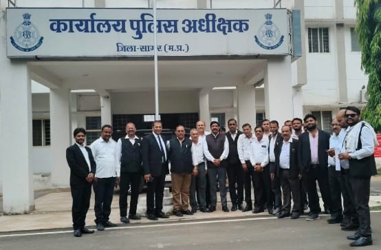 अधिवक्ता ब्रजेन्द्र अहिरवार प्रकरण: निष्पक्ष जांच और न्याय की मांग को लेकर अधिवक्ताओं ने अतिरिक्त पुलिस अधीक्षक को सौंपा ज्ञापन