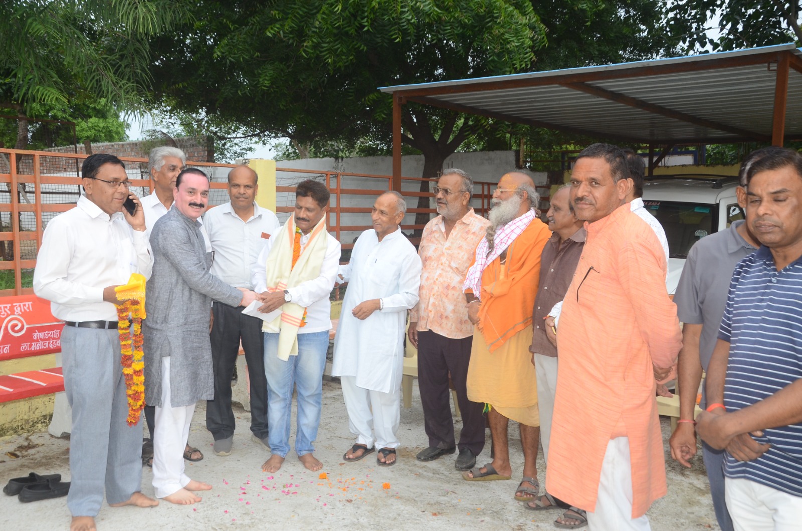 समाजसेवी सुरेश चौहान ने पेश की सेवा की मिसाल, पेंशन से प्रतिवर्ष मुक्तिधाम और गौशाला समिति को देंगे ₹5-₹5 हजार का सहयोग