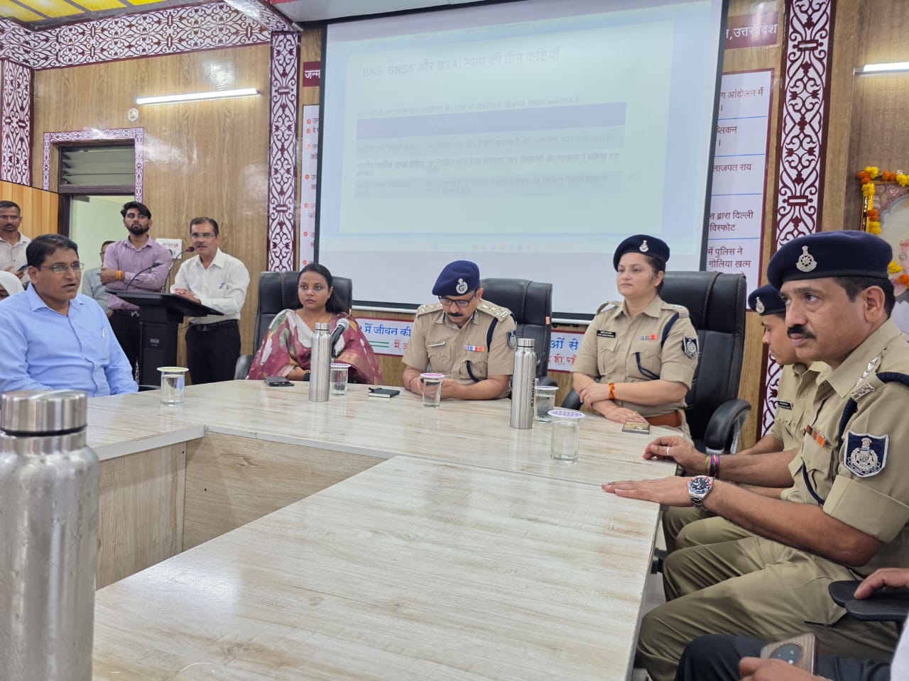 Alirajpur : जन सुरक्षा युवा सृजन संवाद कार्यक्रम: छात्राओं को विधिक, सामाजिक और साइबर सुरक्षा की दी गई जानकारी, पुलिस थाना एवं कंट्रोल रूम का कराया गया भ्रमण