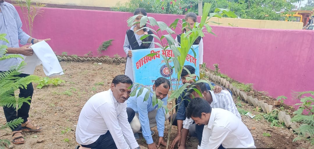 “एक पेड़ माँ के नाम” अभियान के अंतर्गत शासकीय महाविद्यालय आठनेर के एनएसएस स्वयंसेवकों ने किया वृक्षारोपण