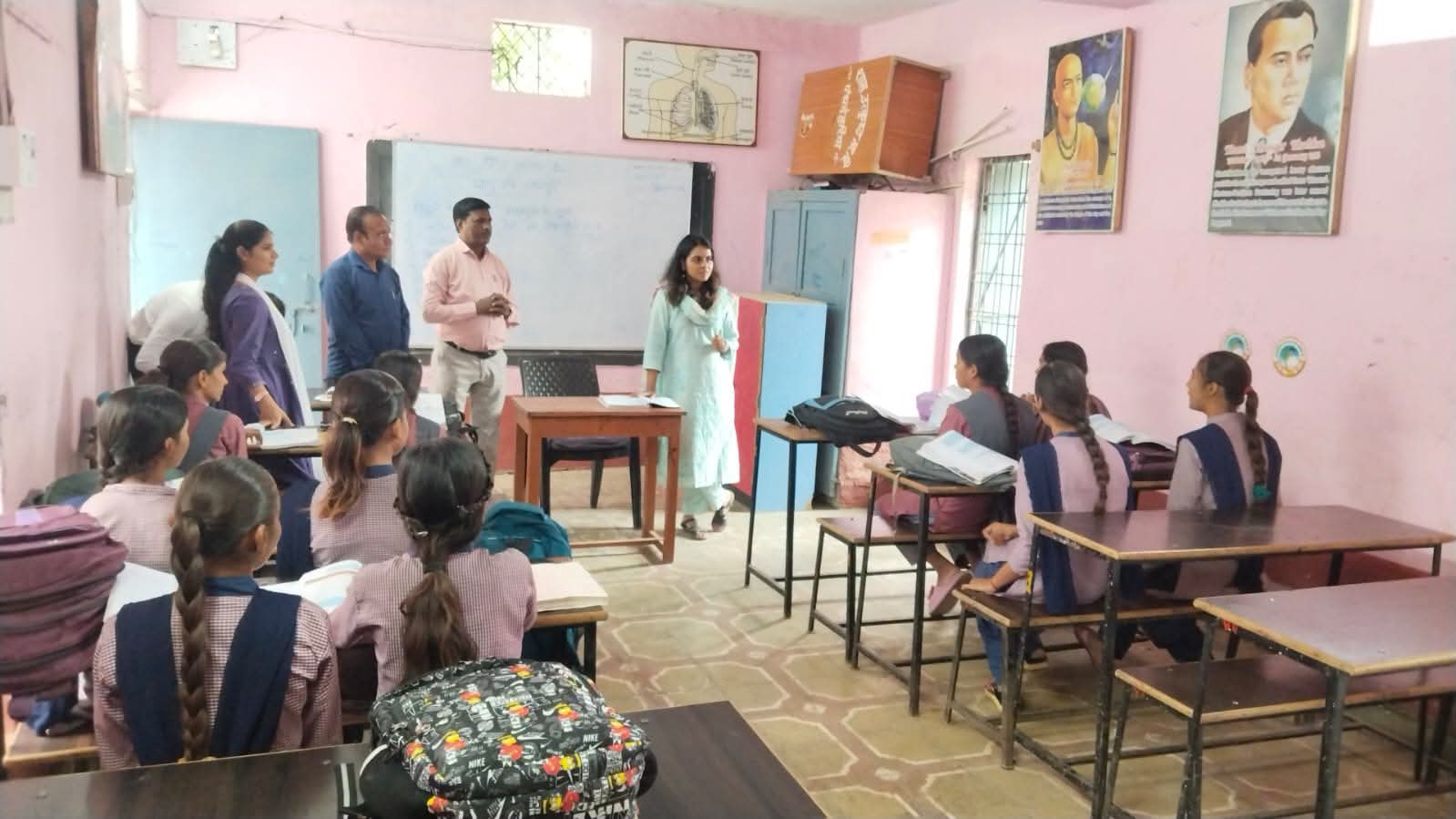 मुख्यमंत्री जन विश्वास अभियान के तहत कलेक्टर ऋजु बाफना का गांव-गांव दौरा, व्यवस्थाओं का लिया जायजा