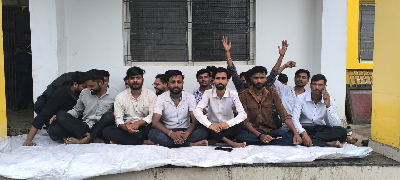 बम्हौरी अस्पताल में 3 साल से डॉक्टर नहीं! 84 गांवों के युवाओं ने शुरू किया धरना