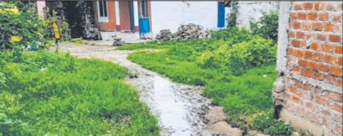 पड़ाना की आवास कॉलोनी बदहाल, 20 साल से सड़क और जल निकासी की सुविधा का इंतजार