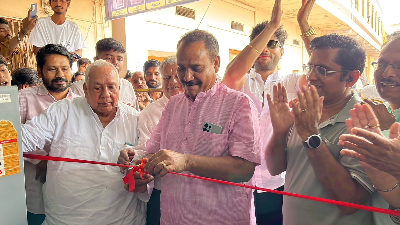महिदपुर में ‘चिचा आउटलेट’ का भव्य शुभारंभ, ₹1000 में 14 शर्ट के ऑफर ने युवाओं को खींचा