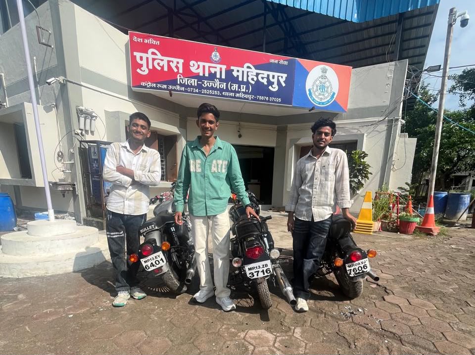 महिदपुर पुलिस की सख्ती: बिना नंबर वाले 3 वाहनों पर कार्रवाई, जाति के स्टीकर हटवाकर लिखवाए नंबर