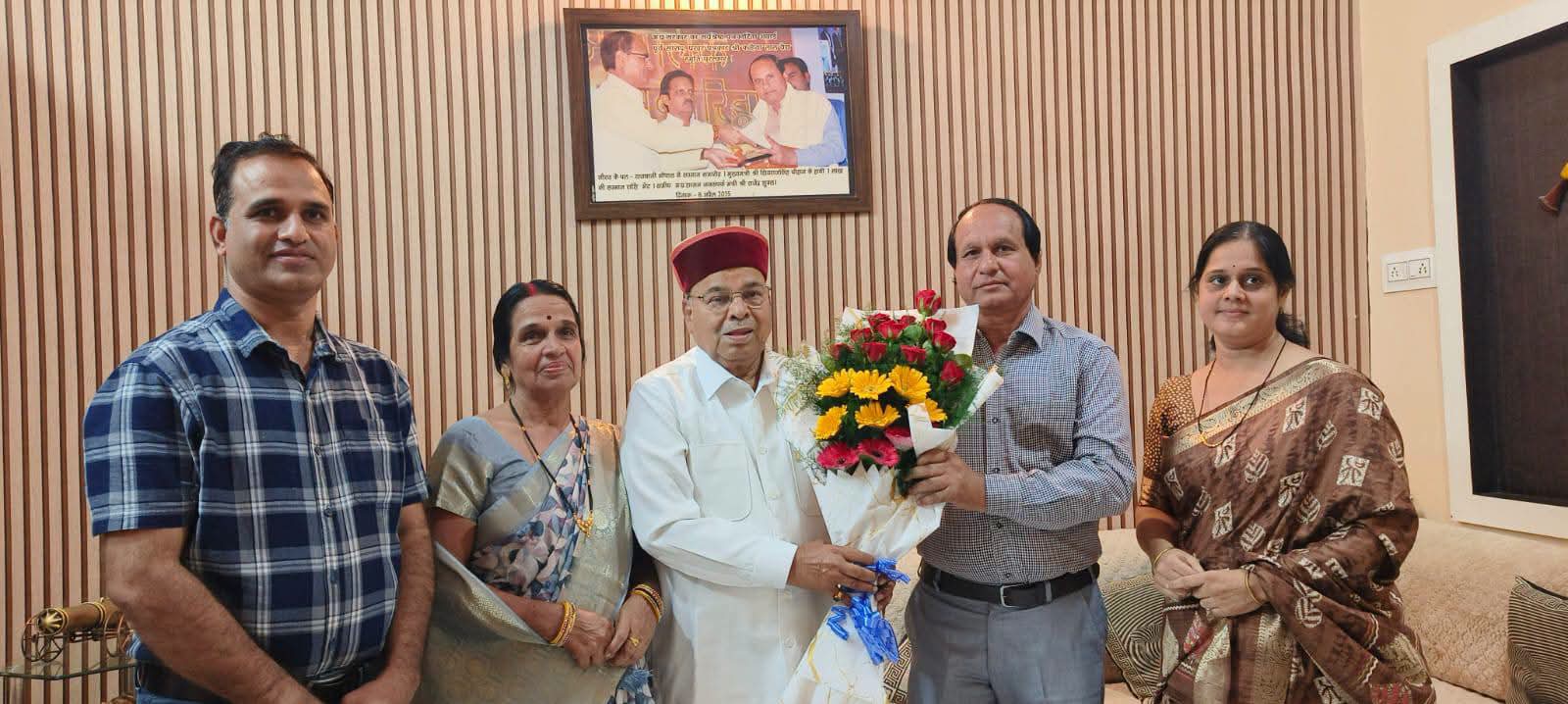 नागदा पहुंचे राज्यपाल डॉ. थावरचंद गहलोत, वरिष्ठ पत्रकार कैलाश सेनोलिया को भेंट किया खास पुस्तकों का सेट
