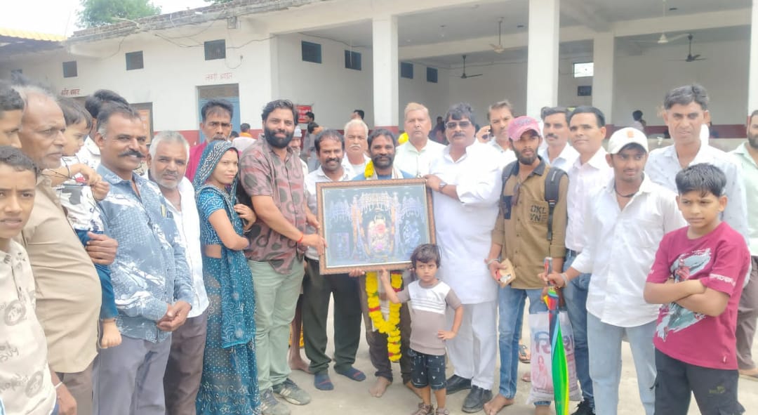 8 दिन, 32 किमी और आस्था की कठिन परीक्षा! दंडवत यात्रा पूरी कर होरी हनुमान धाम पहुंचे मुकेश कुमावत