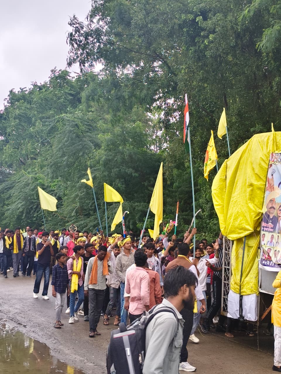 बम्होरी में विश्व आदिवासी दिवस का भव्य जश्न, तीर-कमान लेकर निकली रैली; उठी आदिवासी चौराहे की मांग