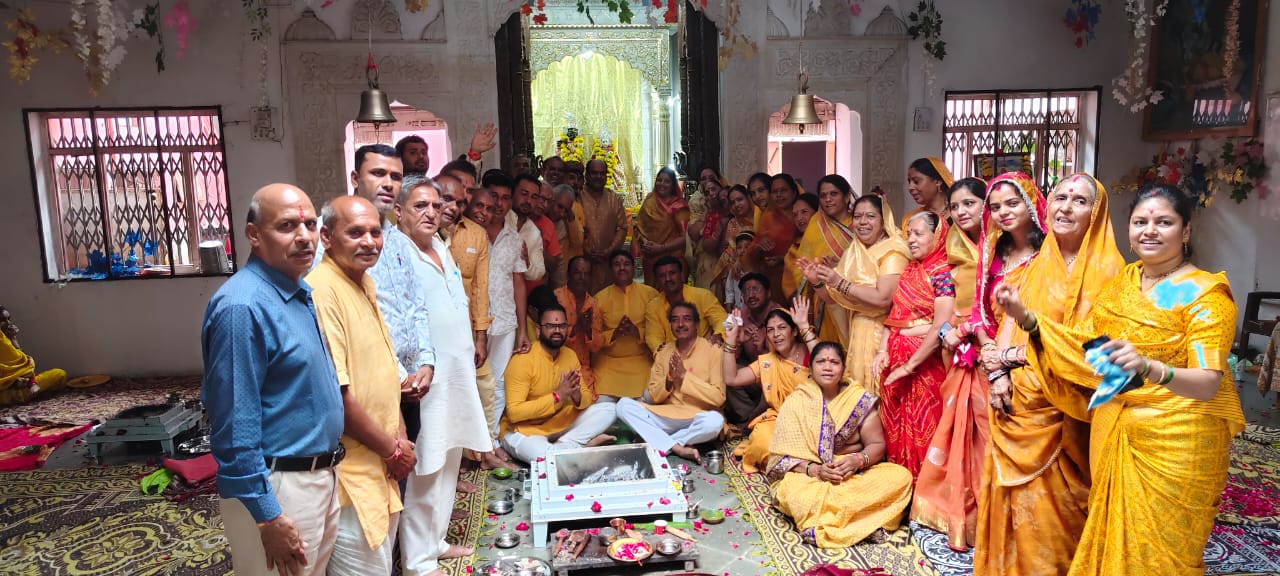 उन्हेल में भव्य पंच कुंडीय गायत्री महायज्ञ, वैदिक मंत्रों से गूंजा स्वर्णकार समाज मंदिर