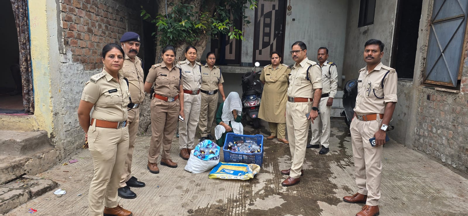 इंदौर आबकारी की कार्यवाही में पलासिया और नगर निगम क्षेत्र में बड़ी कार्रवाई, 350 पाव देशी मदिरा, 40 किलो भांग और मशीन जब्त।