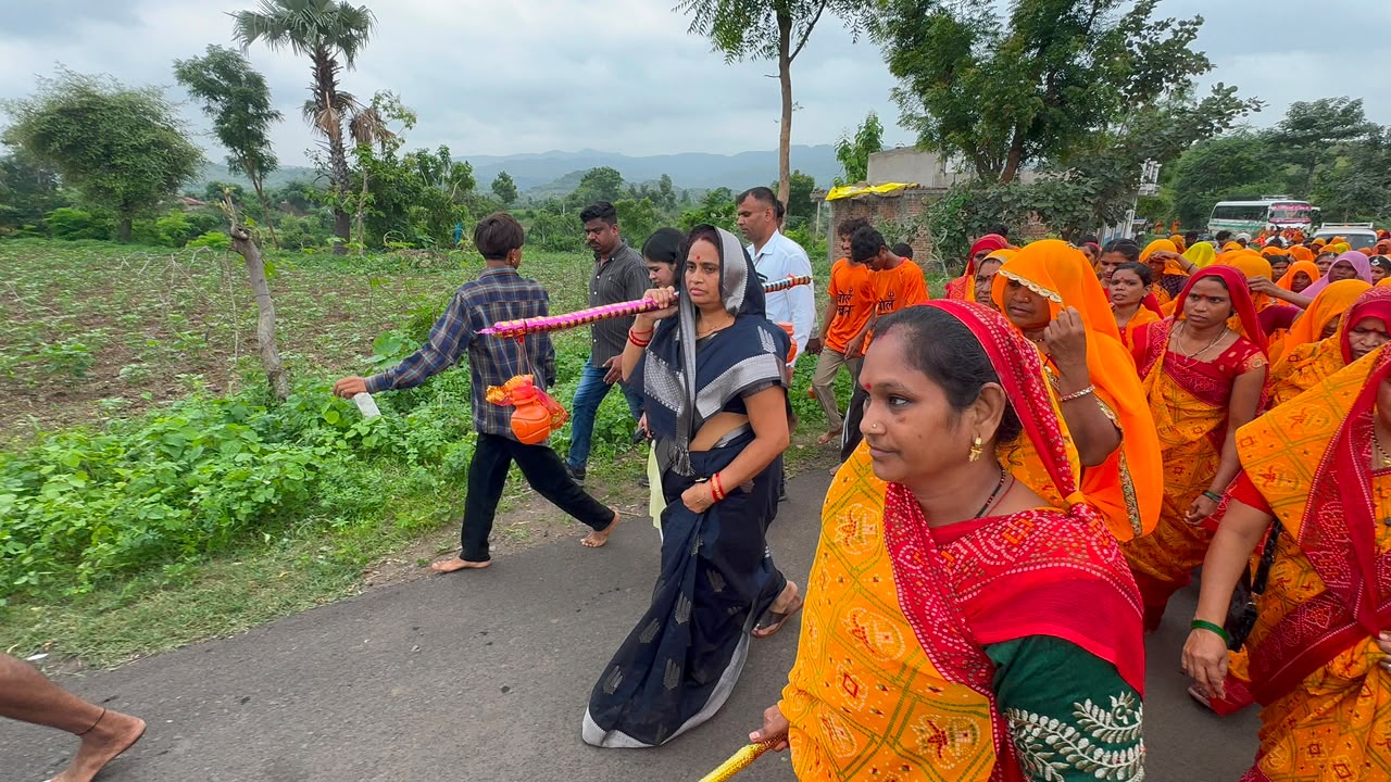 Alirajpur : युवा नेता जयेन्द्र खरात के नेतृत्व में ककराना से वालपुर तक निकली भव्य कांवड़ यात्रा