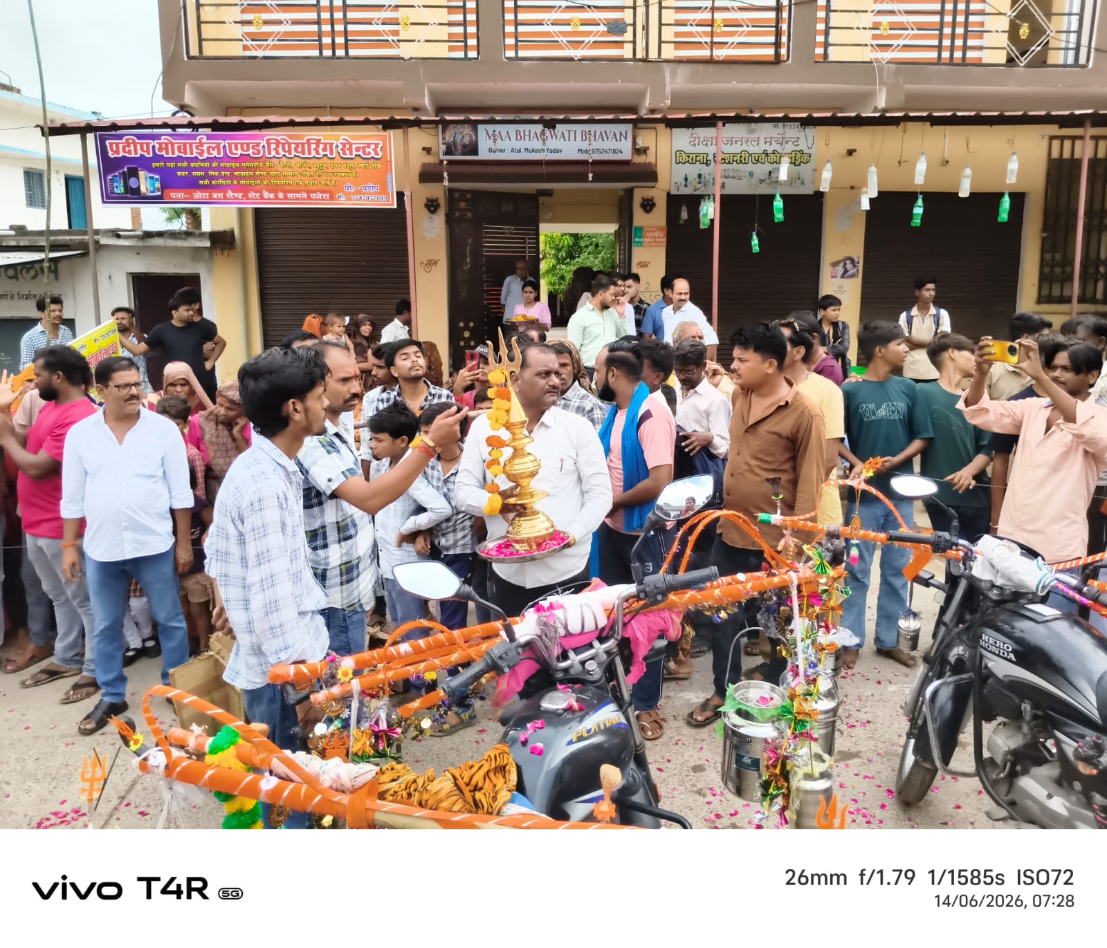 पलेरा में कांवड़ियों का भव्य स्वागत, पार्षद निवास पर पुष्प वर्षा, माल्यार्पण और उपहारों से शिव भक्तों का किया सम्मान