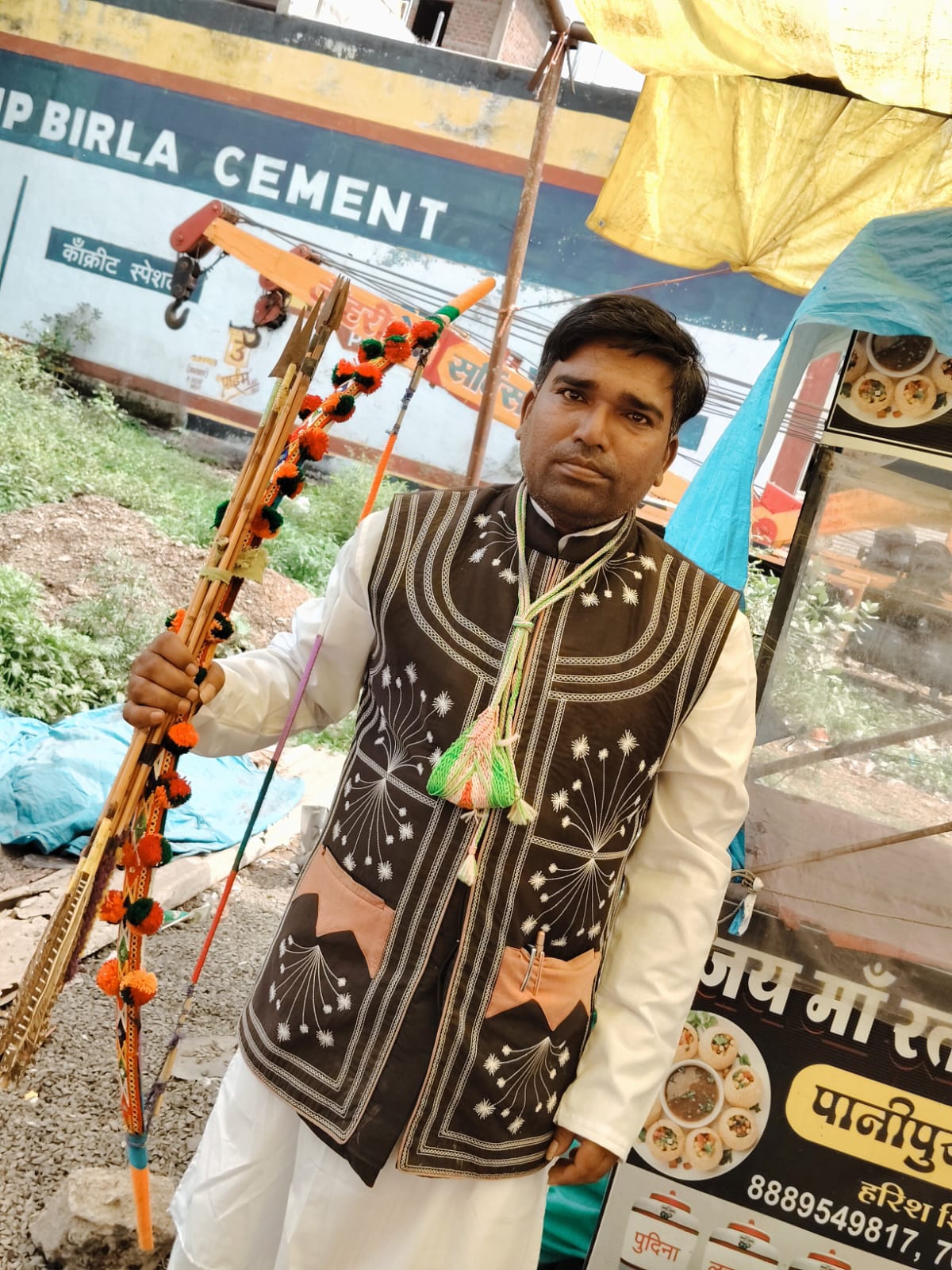 आदिवासी कांग्रेस ने पेश की मानवता की मिसाल, दिव्यांग युवक को भेंट की साइकिल