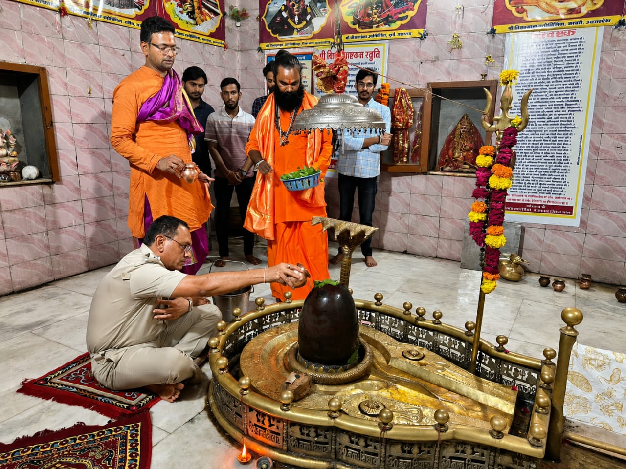 श्रृंगेश्वर महादेव धाम पहुंचे SP देवेंद्र पाटीदार, भगवान शिव का किया जलाभिषेक; माही नदी तट की सुरक्षा पर दिए निर्देश