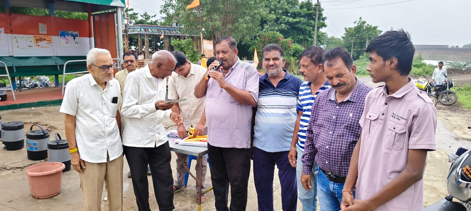 Narmada Ghat Construction: पार्षद एवं वरिष्ठ पत्रकार कैलाश राठौड़ ने माता की स्मृति में दिए 11 हजार रुपये