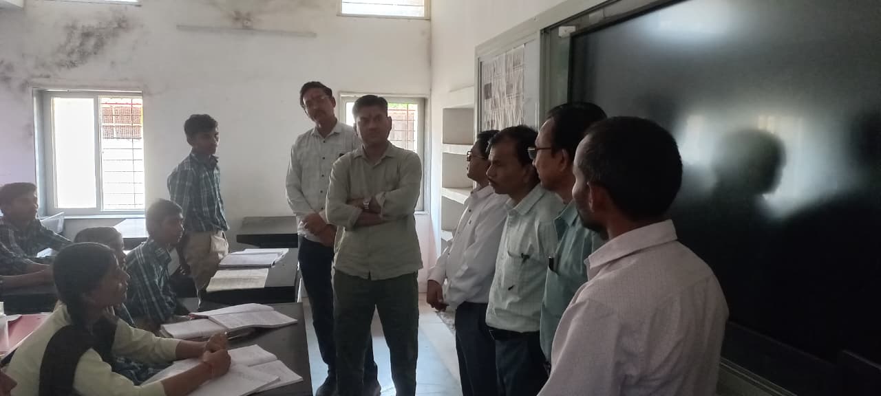 Manawar के सांदीपनि विद्यालय में कक्षा 9 के विद्यार्थियों को मिली साइकिल, विधायक डॉ. हीरालाल अलावा ने किया विद्यालय का निरीक्षण