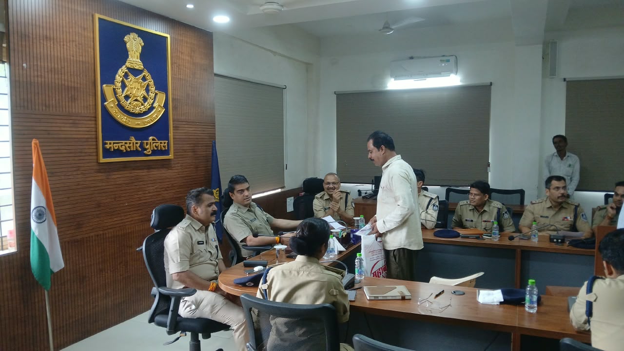 मंदसौर में पुलिस की बड़ी जनसुनवाई, 40 शिकायतों पर SP विनोद कुमार मीणा ने दिए तत्काल कार्रवाई के निर्देश