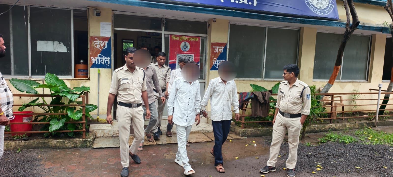 रतलाम के सैलाना में पुलिस का बड़ा एक्शन! 1.5 किलो गांजा पकड़ा, तीन आरोपी गिरफ्तार