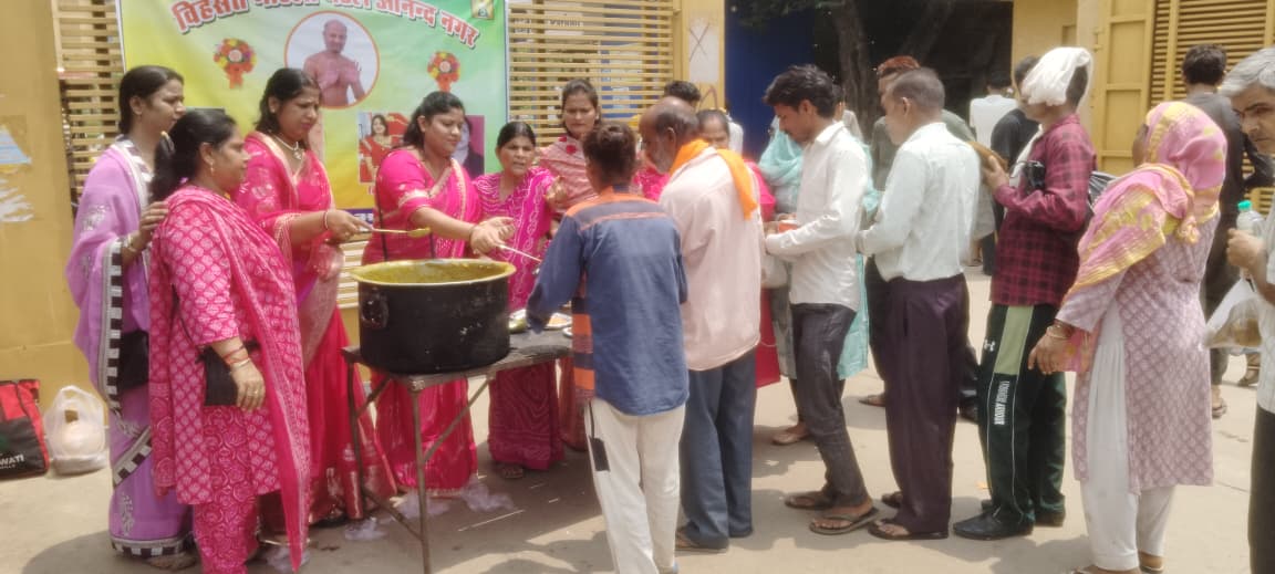 Gwalior : उपाध्याय श्री विहसंत सागर महाराज का 43वां अवतरण दिवस सेवा कार्यों के साथ मनाया, जरूरतमंदों को कराया भोजन