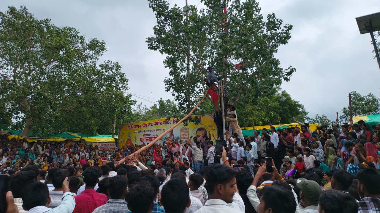 15 किलोमीटर पैदल चलकर माता बिजासन को चढ़ाया परंपरागत निशान, हरियाली अमावस्या पर उमड़ा आस्था का सैलाब