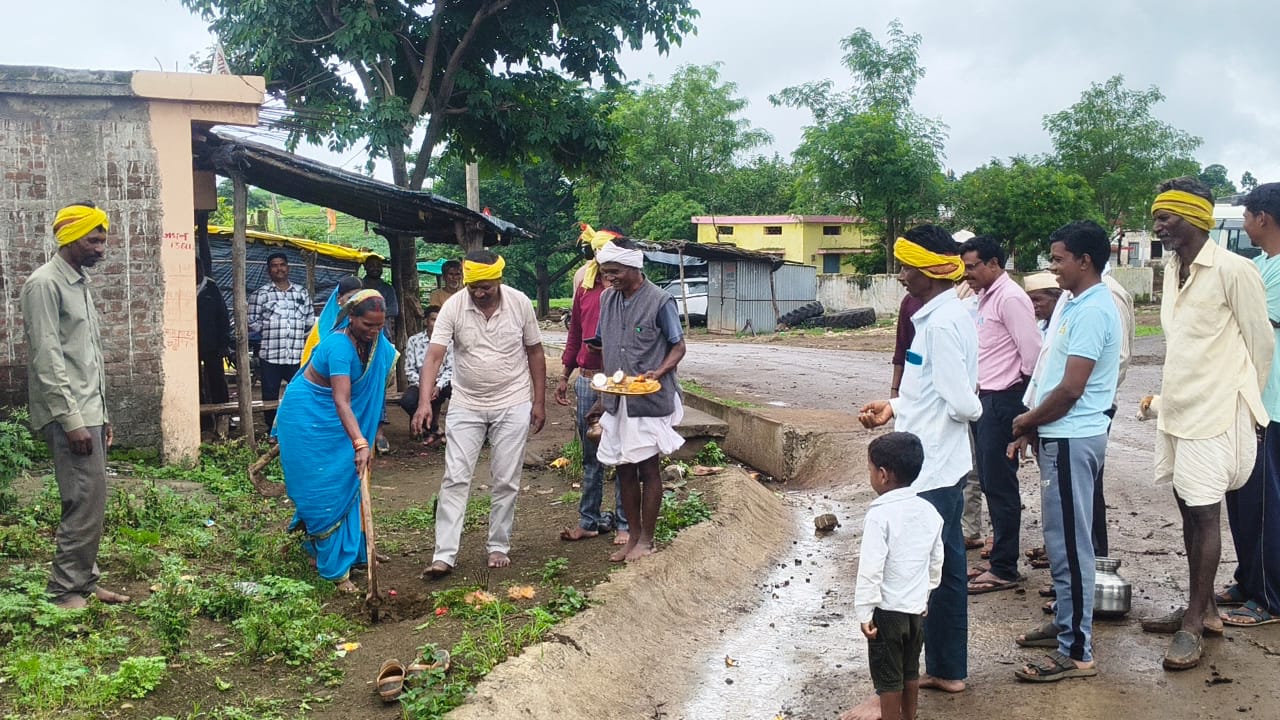 आठनेर में नाली निर्माण कार्य का भूमि पूजन, जिला पंचायत सदस्य रामचरण इड़पाचे रहे मुख्य अतिथि