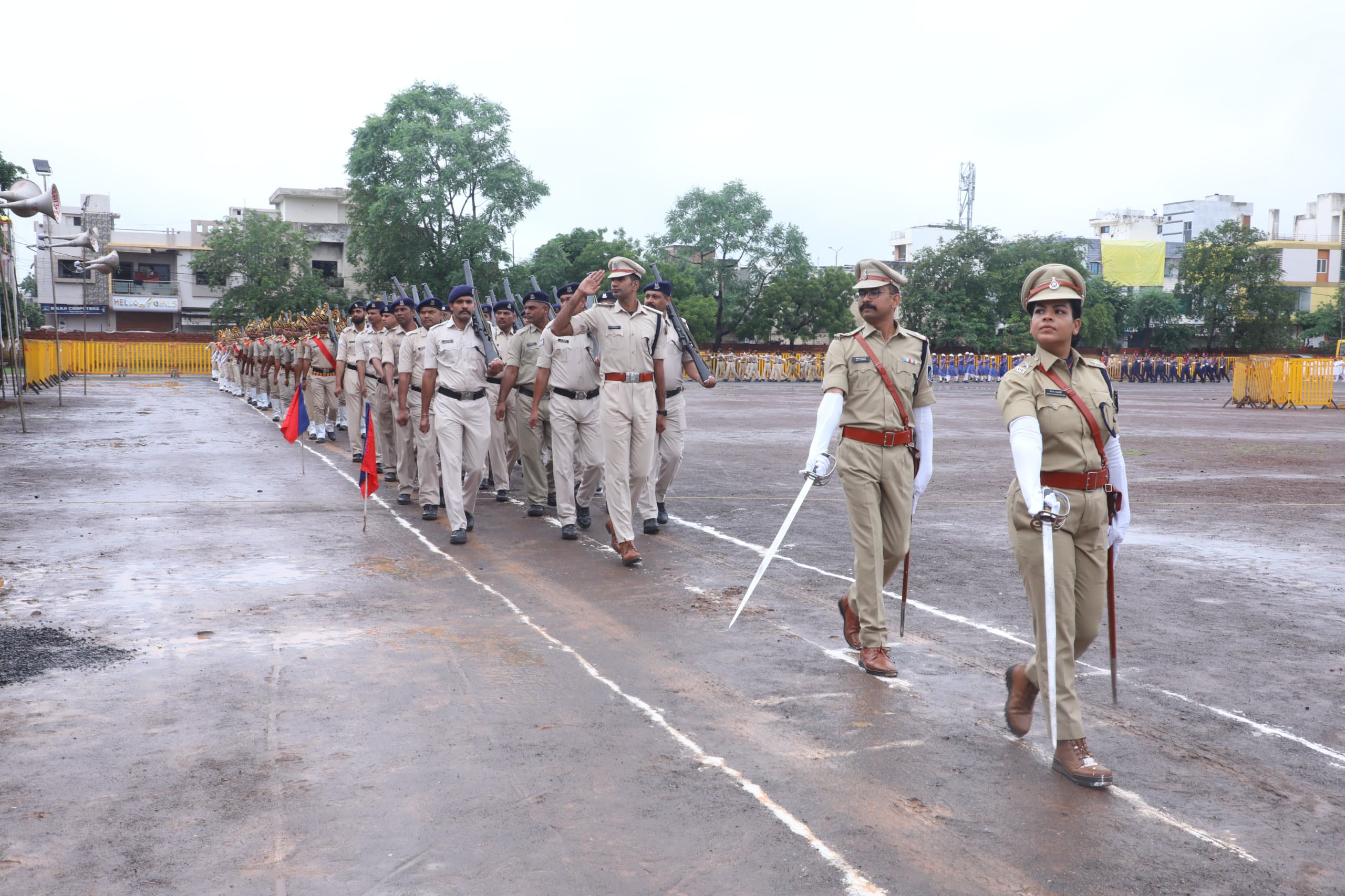 नीमच में स्वतंत्रता दिवस की तैयारियों को अंतिम रूप, अधिकारियों ने परेड रिहर्सल का किया निरीक्षण